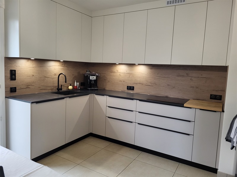 Cuisine ouverte de style moderne bois, blanc et gris | Raison Home